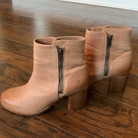 Frye Shoes - ✨Frye Tan/wood-rose Leather Ankle Boots double zipper